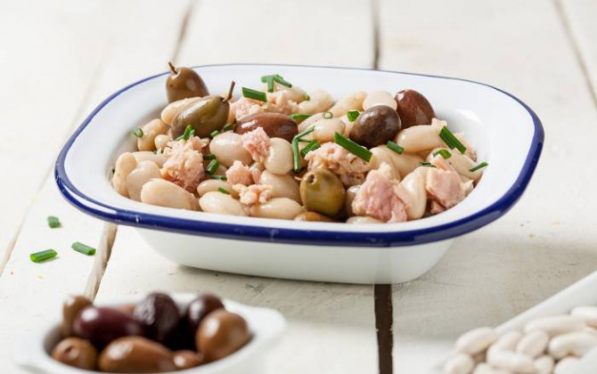 La ricetta per preparare un ottima insalata di tonno, olive e cannellini