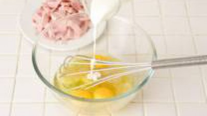 Mescolate il soffritto di cipolla con le uova, la panna, il formaggio, le spezie e condite con il Mio Dado  Star Classico -30% sale.