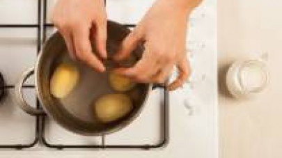 Cuocete le patate pelate nel brodo preparato con Il Mio Dado Star - Classico con -30% di sale.