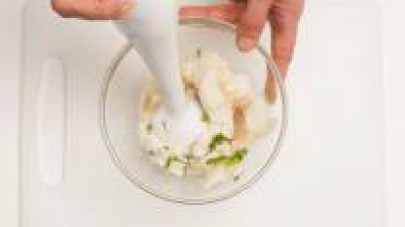 Frullate con un frullatore ad immersione il baccalà insieme alle foglie di basilico e al mezzo bicchiere di latte. Procedete per 1 min. sino ad ottenere una consistenza cremosa.