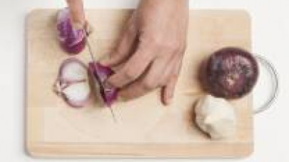 Affettate finemente la cipolla e l'aglio. Fateli rosolare in olio extra vergine di oliva, unite il cubetto de I Dadi Star - Vegetale per insaporire e fate cuocere per altri 5 min., sino a quando la ci