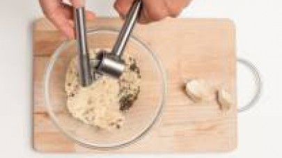 Preparate il ripieno mescolando al pangrattato il sale, il pepe, l'aglio schiacciato con l'apposito utensile, le erbette aromatiche e la Polpabella Star.