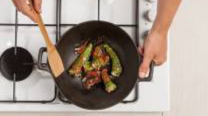 Farcite i friggitelli e rosolateli in un wok con poco olio extra vergine di oliva e un po' di Polpabella per 5 min.
