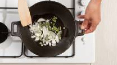 In un wok rosolate la cipolla tritata finemente e le erbette aromatiche, salate, pepate, unite il mezzo cubetto de Il Mio Dado Star Classico -30% sale,