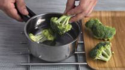 Lavate e tagliate i broccoli. Metteteli a cuocere in una pentola con acqua e 1/2 cubetto de I Dadi Star Vegetale. Tirateli su un poco al dente. Colateli e aggiungeteli nella padella con l'aglio.