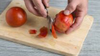 Sbucciate e tagliate i pomodori a cubetti, togliete i semi.