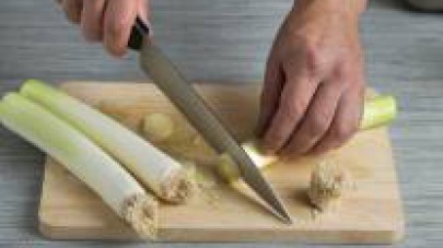 Tagliate l'aglio e porri sottilmente, cuoceteli in una padella con due cucchiai di olio d'oliva. Quando prendono colore aggiungete gli spinaci e cuocete un altro minuto.