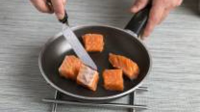 Tagliate il salmone a dadi e rosolateli brevemente in una padella con 2 cucchiai di olio d'oliva.