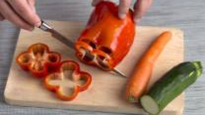 Mettere in forno i peperoni rossi interi e arrostiteli a 220 ° C finché sono teneri. Sfornateli, sbucciateli e tagliateli a striscioline.