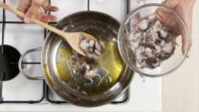 Rosolate la cipolla in due cucchiai di olio extra vergine di oliva, unite i polpetti e fateli rosolare a fiamma vivace per 5 min. Unite l'alloro, una macinata di pepe fresco, la paprika dolce e fate c