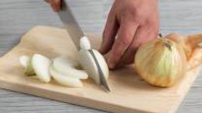 Sbucciate e tagliate la cipolla a striscioline sottili. Mescolatela alle patate, aggiungete un pizzico di sale e pepe, unite l'origano e la paprika.