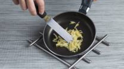 Prendete una padella versateci un filo d'olio di oliva, aggiungete il composto di patate e cipolle. Aggiungete il mezzo cubetto di Dado 100% Naturale Stare, per dare più sapore, e fate cuocere a fuoco