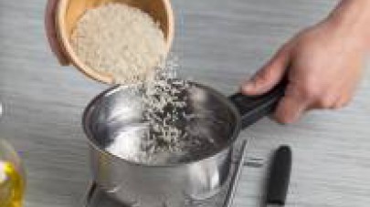 Fate bollire il riso con il cubetto de Il Mio Dado Star Vegetale. Una volta cotto, scolatelo, salate e pepate.