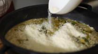 Quando il riso sarà al dente, toglietelo dal fuoco, aggiungete il Parmigiano Reggiano grattugiato e una noce di burro per mantecare. 