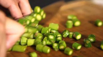 Scaldate il litro de Il Mio Brodo Star - Verdure in un pentolino e portatelo a ebollizione. Nel frattempo, lavate e pulite gli asparagi.