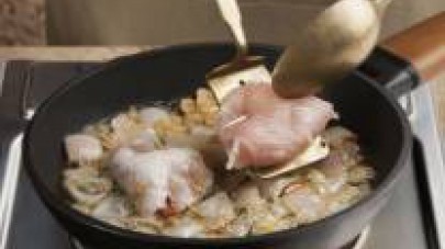 Tagliate la cipolla e l'aglio a pezzetti piccoli e metteteli a dorare in una padella con un filo d'olio d'oliva fino a che non diventino trasparenti.