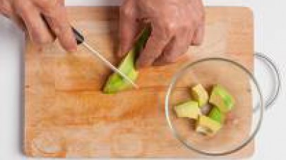 Tagliate l’avocado pulito a pezzettoni, che disporrete in una ciotola; irrorate con un po’ di succo di limone affinché non annerisca.