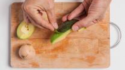 Pelate l’avocado, dividetelo a metà, eliminando il seme. Spremete i due limoni e tenetene da parte il succo.