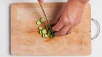 Lavate le zucchine e tagliatele a rondelle sottili.