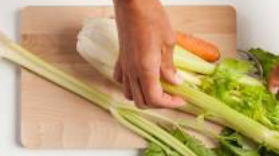 Pulite e tagliate finemente la carota, il sedano e lo scalogno.