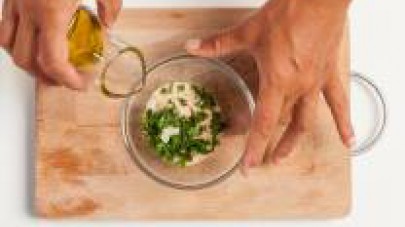 Preparate il ripieno mescolando in una ciotola il pan grattato, un po’ di olio extravergine di oliva, il prezzemolo tritato finemente e l’aglio schiacciato. 