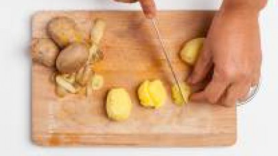 Affettate le cipolle a rondelle, pelate le patate e tagliatele a tocchetti.