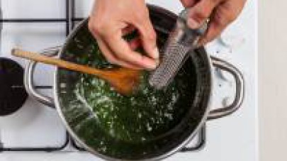 In una pentola dai bordi alti, mettete a rosolare la cipolla affettata con 2 cucchiai di olio extravergine di oliva. Unite i tocchetti di patate e le foglie di ortica. Quindi, aggiungete 1 l d’acqua e
