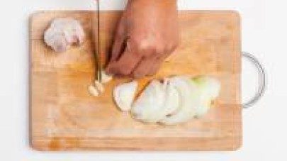 Disponete le cicerchie in una ciotola, ricopritele d’acqua e lasciate in ammollo per circa 2 h. Nel frattempo, preparate un trito di cipolla, aglio e rosmarino.