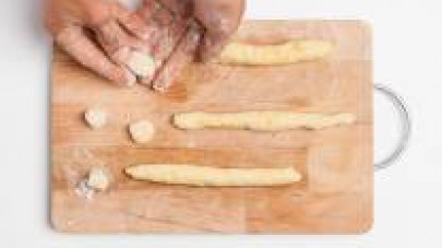 nfarinate bene un tagliere di legno, formate con la pasta dei salamini che taglierete a tocchetti delle dimensioni di circa 1 cm per formare gli gnocchetti