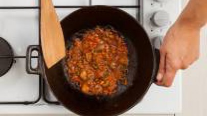 In una padella, fate rosolare i funghi freschi e la cipolla in 1 cucchiaio di olio extravergine di oliva; quindi, unite i funghi secchi ammollati e ben scolati. Lasciate cuocere per 10 min. a fuoco vi