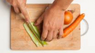 Lavate le carote e il sedano e tagliatele a tocchetti; pulite e affettate lo scalogno.