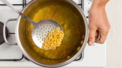 Lasciate cuocere gli anellini per il tempo indicato sulla confezione. Quindi versate il brodo nei piatti e servite con del timo fresco, una spolverata di pepe e il parmigiano reggiano grattugiato.