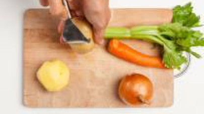 Lavate e mondate le patate, i fagiolini, il cavolfiore, il sedano e le carote; tagliate le verdure a tocchetti. In una pentola capiente, rosolate le verdure in 2 cucchiai di olio extravergine di oliva