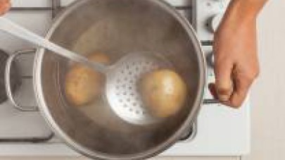 Lavate e fate cuocere le patate in abbondante acqua leggermente salata. A cottura ultimata, lasciatele raffreddare quindi pelatele.