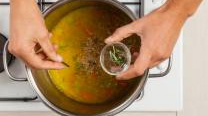 Fate cuocere la zuppa a pentola coperta per 20 min. Pepate, salate e unite il rosmarino tritato. Proseguite la cottura per gli ultimi 5 min. a pentola scoperta. 