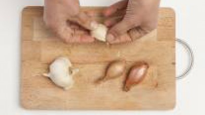 Unite al soffritto 1 spicchio di aglio pressato e lasciate rosolare. Quindi, eliminate l’aglio, aggiungete 200 ml di Pummarò Star Vellutata, sale e pepe e lasciate cuocere il sugo per almeno 15 min. S