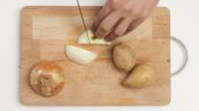 Mondate la cipolla e tagliatela a cubetti, delle stesse dimensioni delle carote e delle patate.