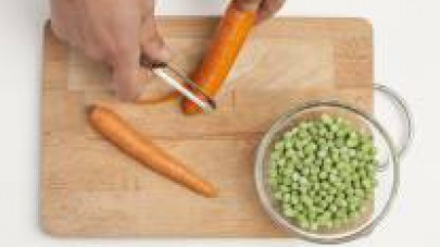 Pelate le carote e le patate e tagliatele a tocchetti abbastanza piccoli e regolari. 