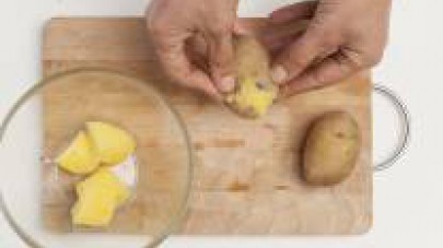 In una pentola capiente, fate cuocere le patate in acqua leggermente salata. Quando cotte, pelatele e schiacciatele con uno schiaccia-patate.