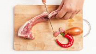 Lavate la carne e incidete il carrè d’agnello. A parte, pulite e tritate finemente gli scalogni e l’aglio. In una padella, rosolate gli scalogni e l’aglio; unite la carne e lasciatela rosolare da ambo