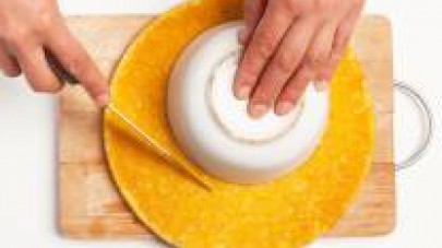 Tagliate il pan di spagna in un disco un poco più grande del diametro dello stampino da dolci che impiegherete per la realizzazione dello zuccotto.