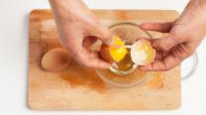In una ciotola, sbattete le uova con 2 bicchieri di latte, un pizzico di sale e pepe.