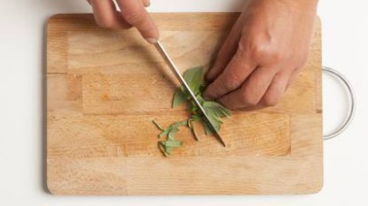 Lavate e sminuzzate le foglie di salvia; pelate l’aglio.