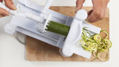 Lavate le zucchine e con l’apposito strumento preparate gli spaghettini di verdura. 