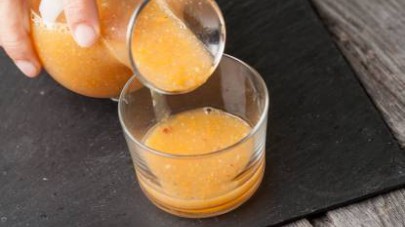 Frullate le carote e le mele con il tè. Quindi, unite il succo di zenzero. Lo smoothie va servito subito.