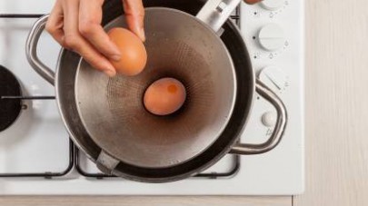 In un pentolino, cuocete le uova in acqua fredda, per 8 min. a partire dal momento in cui hanno preso il bollore.