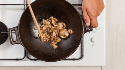 In un wok, fate saltare i funghi con l’olio extravergine di oliva;
