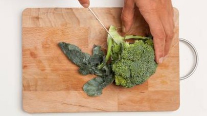 Lavate le verdure, tagliare a tocchetti il broccolo e affettate i peperoni a rondelle.