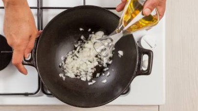 Mondate e tritate la cipolla; in una padella, fatela soffriggere con 1 cucchiaio di olio extravergine di oliva.