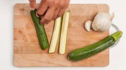 Lavate e tagliate le zucchine a tocchetti lunghi e sottili;